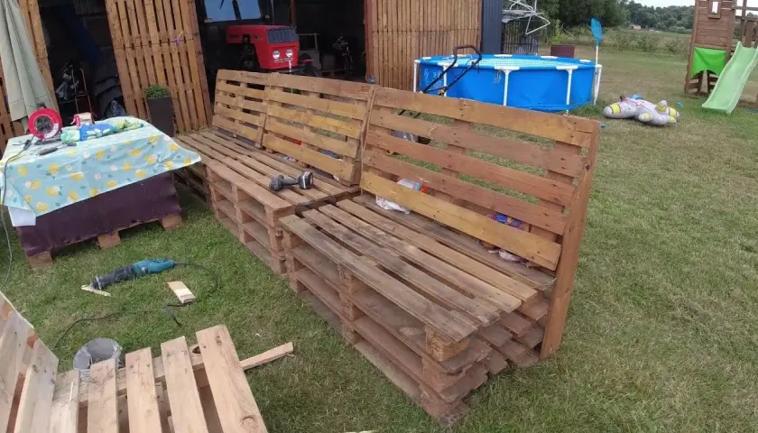 Jak zrobić meble z palet - proste kroki i unikalne pomysły na DIY