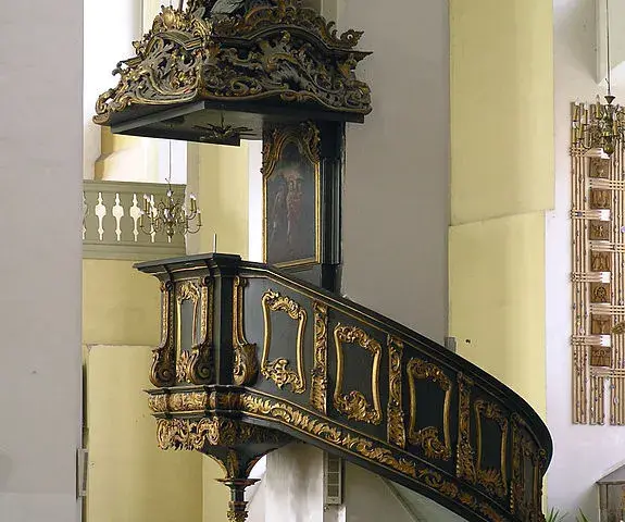 Co to jest ambona w kościele i jej niezwykłe znaczenie w liturgii