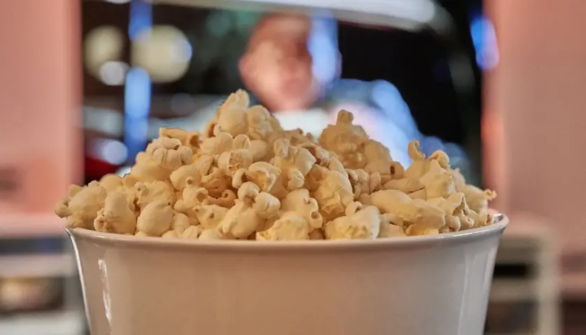 Domowy popcorn z garnka w mikrofalówce. Prosty przepis bez spalenia
