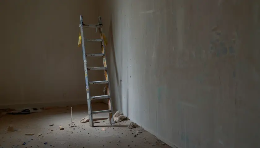 Gips budowlany gotowy: jak przyspieszyć wykończenia ścian?