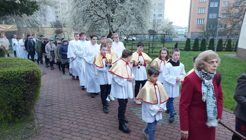 Ile trwa msza rezurekcyjna? Sprawdź, jak zaplanować czas na uroczystość