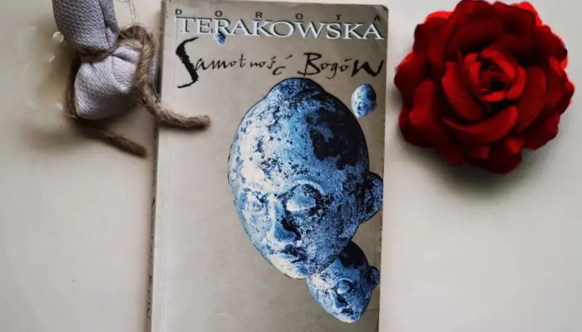 Recenzja książki Samotność Bogów – odkryj jej głębokie znaczenie