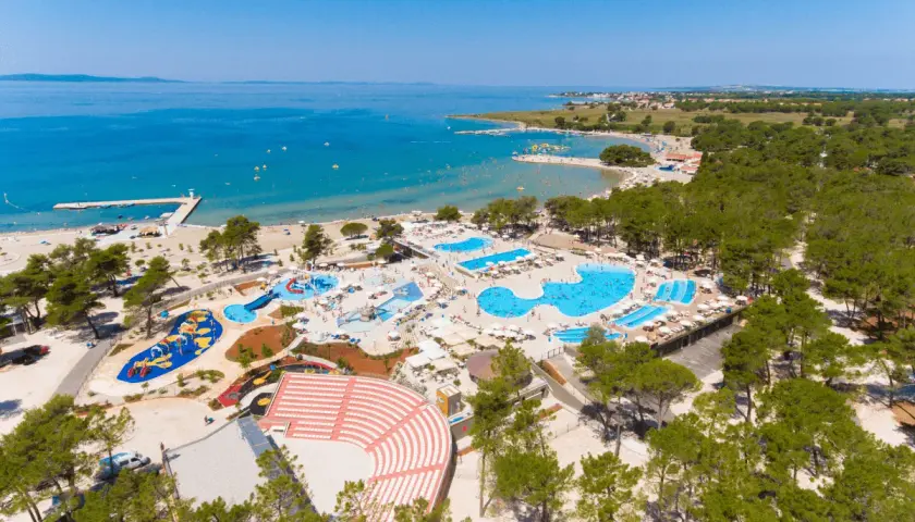 Camping z dziećmi – jak wybrać idealne miejsce z atrakcjami wodnymi?