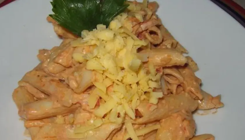 Penne w sosie serowo-śmietanowym: Przepis, który zachwyci każdego