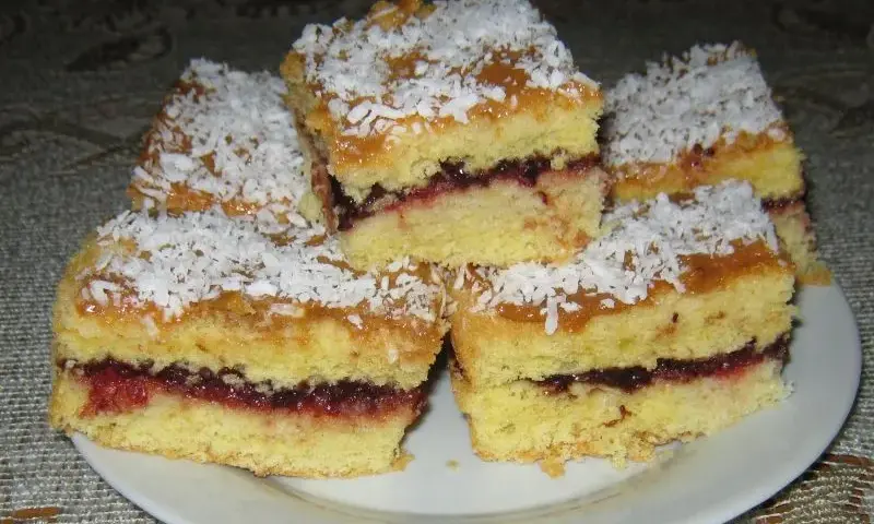 Szybkie tanie ciasto: Proste przepisy na pyszne wypieki bez stresu