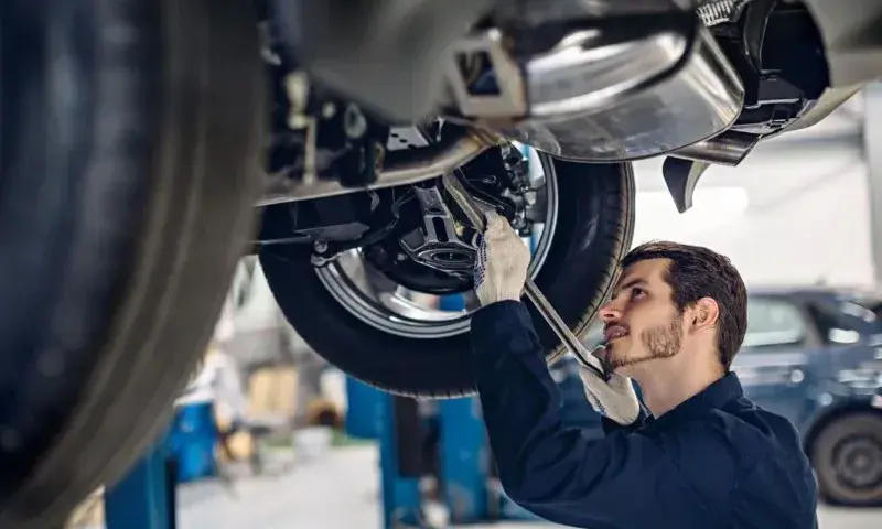 Ile zarabiają mechanicy samochodowi? Poznaj aktualne stawki w Polsce