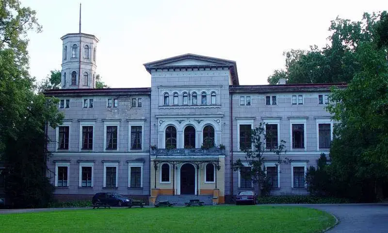 Pałac w Sypniewie: historia, architektura i wydarzenia, które zaskakują