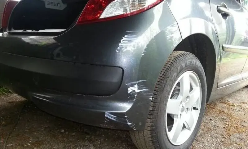 Skuteczne usuwanie rys z samochodu domowym sposobem: 5 tanich metod