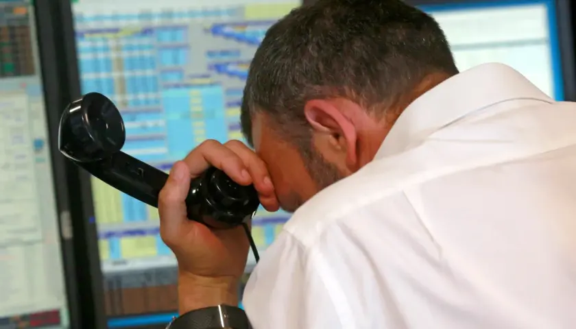 Kim jest broker i jaką pełni rolę? Poznaj specyfikę zawodu