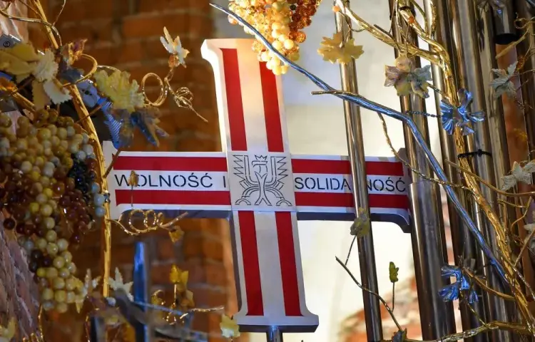 Krzyż Pamięci Ofiar Stanu Wojennego: Symbol Walki o Wolność