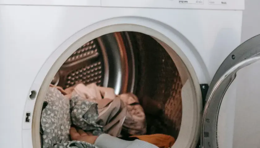 Jak wyciągnąć skarpetki z pralki i uniknąć frustracji z tym związanej