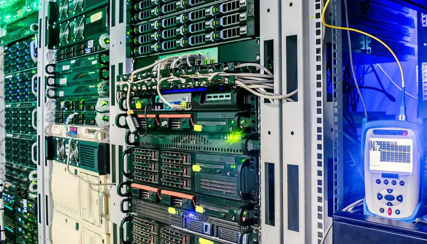 W którym roku powstał internet w Polsce? Kluczowe wydarzenia i fakty