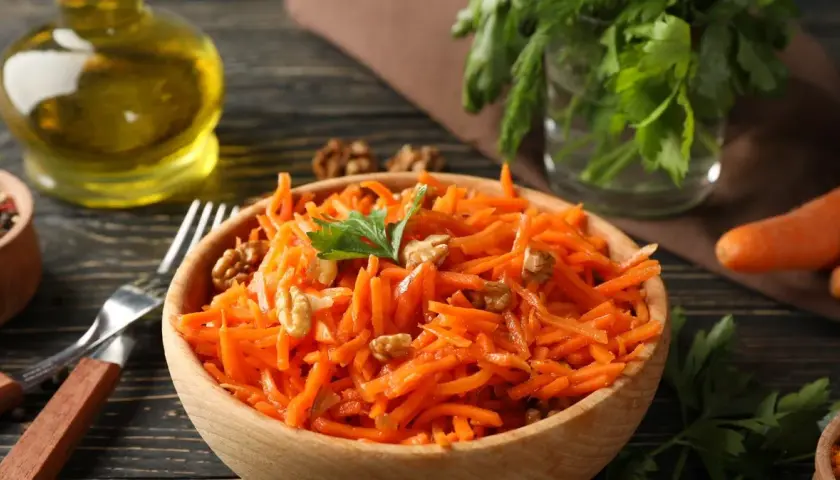 Surówka z marchewki jak z restauracji – przepis na idealny smak