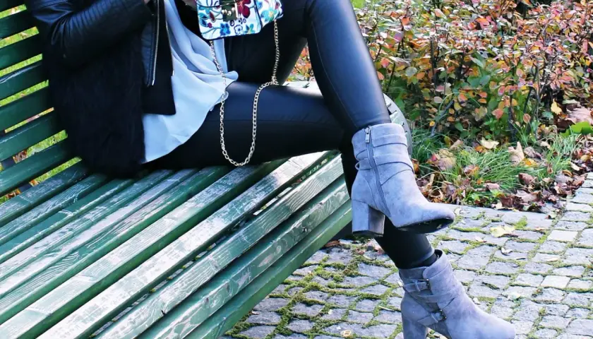 Szare botki stylizacje: jak je nosić, by wyglądać modnie i stylowo