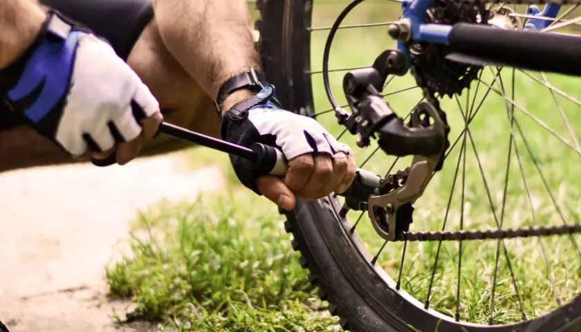 Jak napompować rower prawidłowo: poradnik dla początkujących rowerzystów