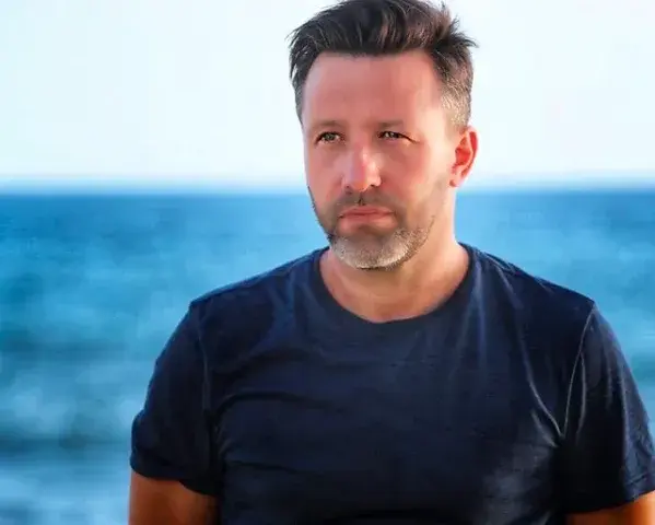 Bartosz Łabęcki jako lektor z Hotelu Paradise – tajemnice i życie osobiste