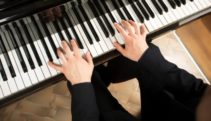 Keyboardy a sceniczna ekspresja: Jak wykorzystać różnorodność funkcji i kontrolerów podczas występów na żywo