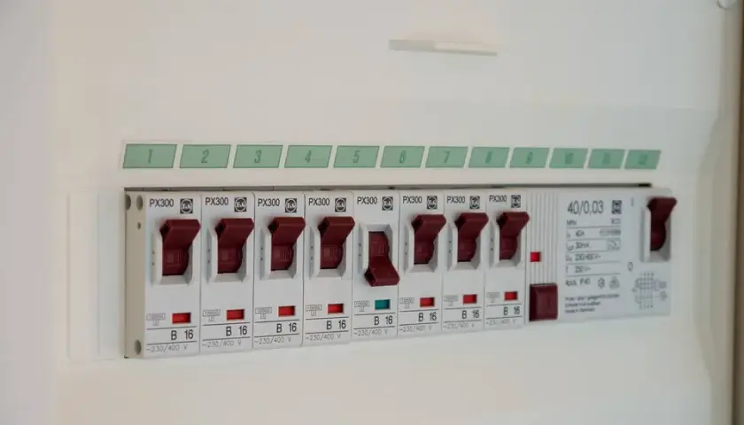 Jak działają bezpieczniki i dlaczego są kluczowe dla bezpieczeństwa elektrycznego