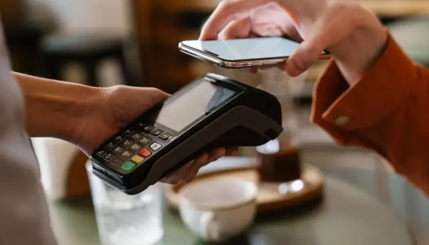 Jak płacić telefonem w Millenium po zmianach w usługach?