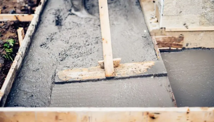 Ile czasu wiąże beton B25 na stropie? Kluczowe czynniki i praktyczne porady
