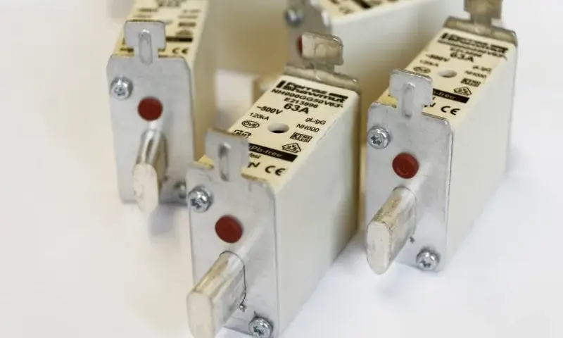 Bezpieczniki w sklepie: Gdzie tanio i bezpiecznie kupić elektryczne zabezpieczenia