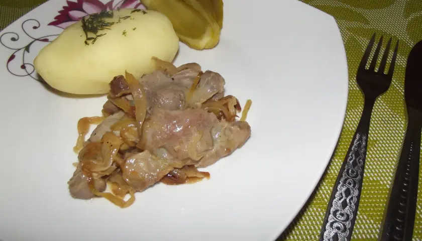 Przepis na żołądki drobiowe z cebulą, które zachwycą Twoich bliskich
