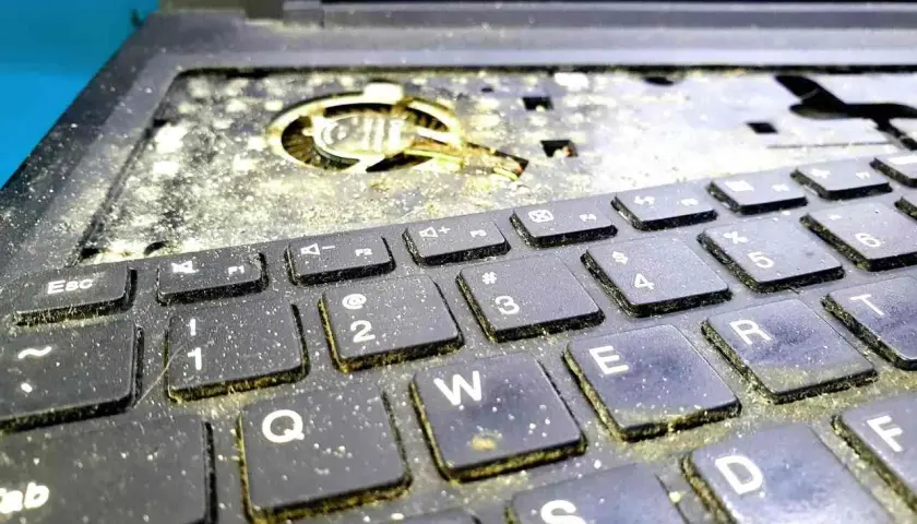 Czym czyścić laptopa z zewnątrz, aby uniknąć uszkodzeń?