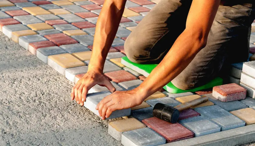 Jak prawidłowo ułożyć kostkę brukową na starym betonie bez błędów i uszkodzeń