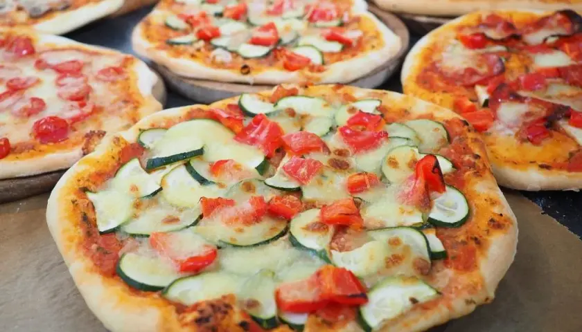 Jak zrobić szybko pizzę: prosty przepis na pyszną kolację w 15 minut