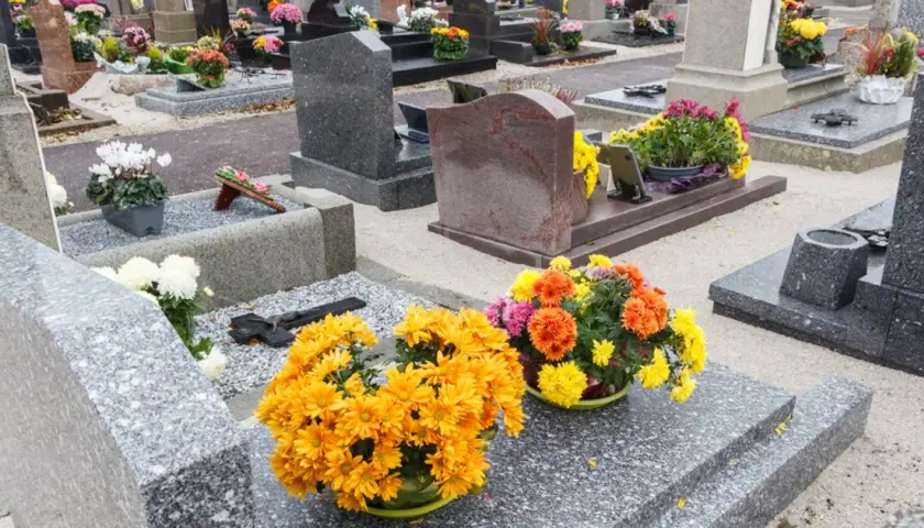 Jakie są opłaty za przedłużenie miejsca na cmentarzu parafialnym?