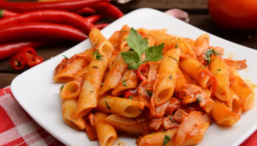 Prosty przepis na penne z boczkiem – idealny obiad w 30 minut