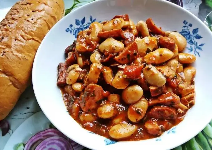Aromatyczna fasolka po bretońsku z kurczakiem: Sprawdź jak ją przyrządzić