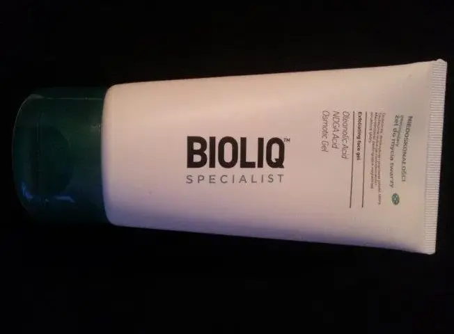 Bioliq specialist niedoskonałości peelingujący żel do mycia twarzy - skuteczne rozwiązanie dla cery z problemami