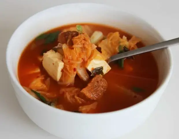 Recette de soupe de kimchi réconfortante pour vos soirées froides