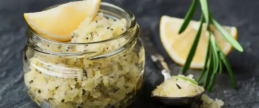 Jak zrobic domowy peeling: Proste przepisy na zdrową skórę