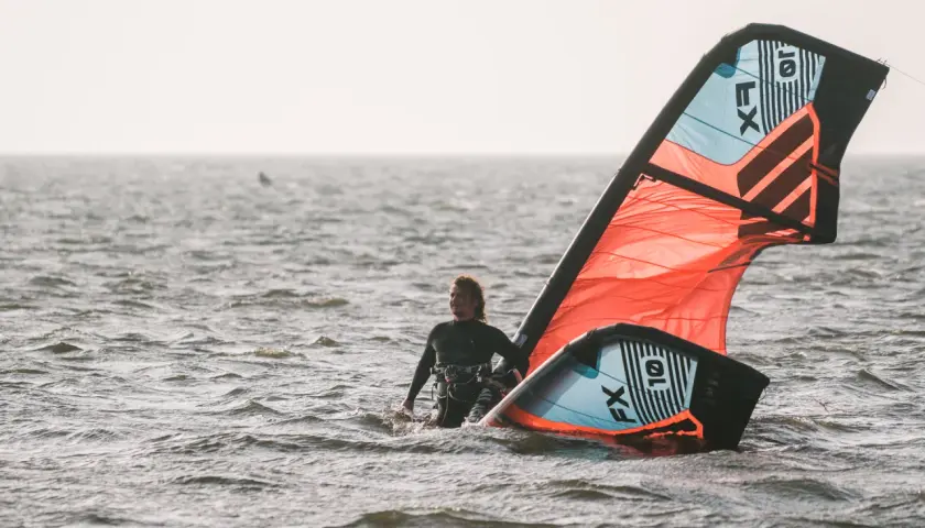 Kitesurfing jaki wiatr – idealne warunki dla każdego poziomu umiejętności