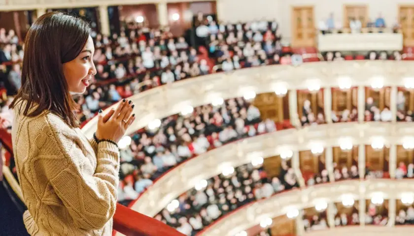 Jak się ubrać na koncert orkiestry symfonicznej, aby nie popełnić błędu