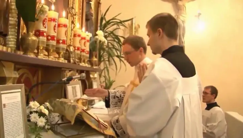 Jak się ubrać na msze trydencką, aby zachować elegancję i skromność