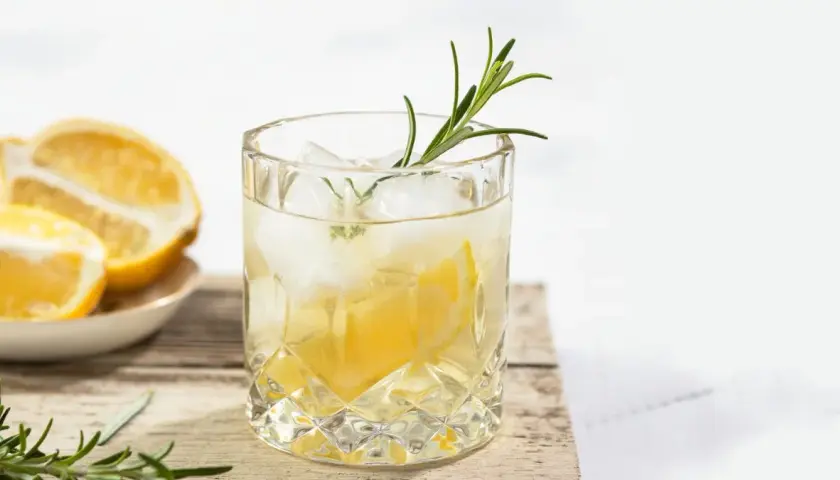 Orzeźwiające drinki z miodem pitnym, które zachwycą każdego latem