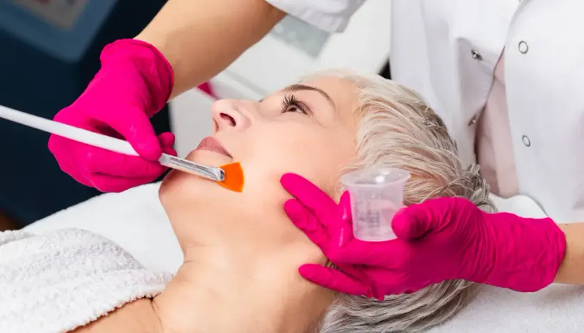Peeling chemiczny co to? Odkryj korzyści i skutki uboczne zabiegu