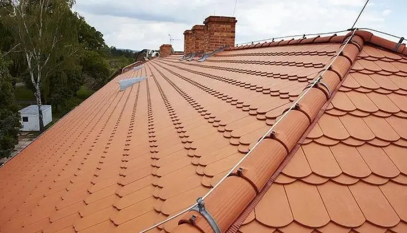Ile waży m2 dachówki ceramicznej? Zaskakujące różnice w ciężarze!