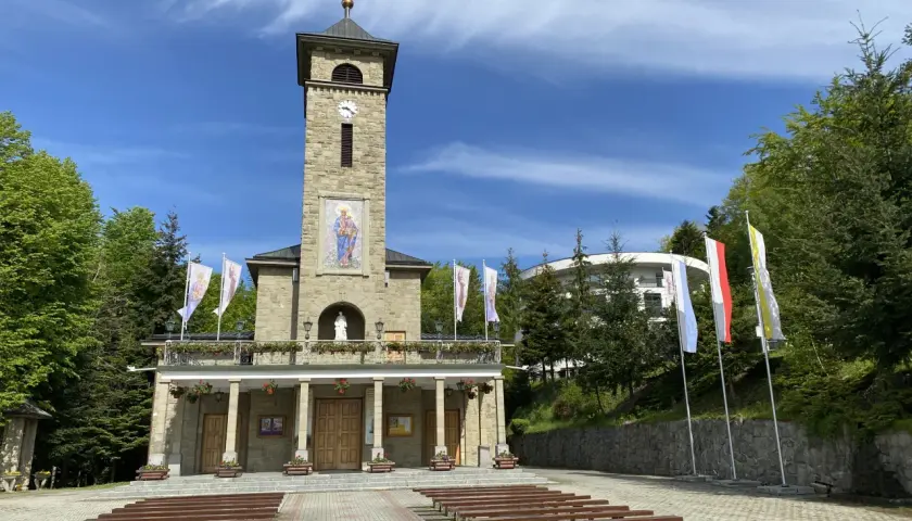 Godziny mszy świętych w sanktuarium Szczyrk: letni i zimowy rozkład