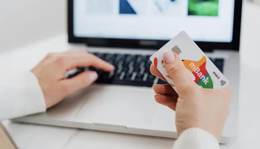 Opinie w Internecie: jak wpływają na decyzje współczesnego człowieka?