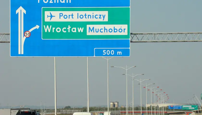 Jak szybko i tanio dojechać na lotnisko we Wrocławiu z dworca PKP - 3 warianty