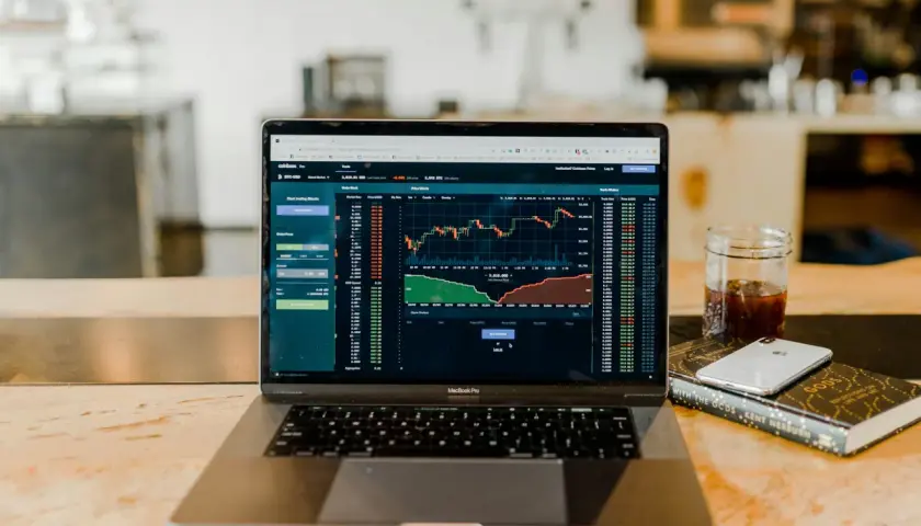 Porównanie zdecentralizowanych giełd (DEX) i scentralizowanych giełd (CEX)