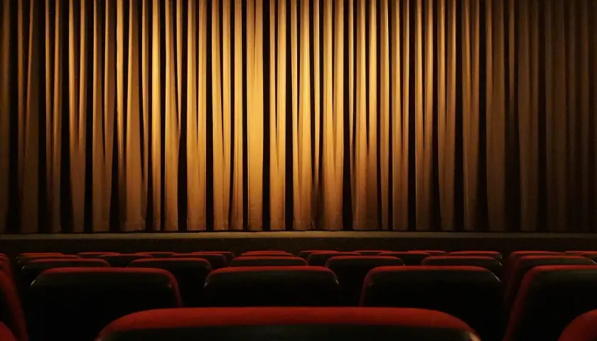 Ile trwa przerwa w teatrze? Czas, który warto znać przed spektaklem