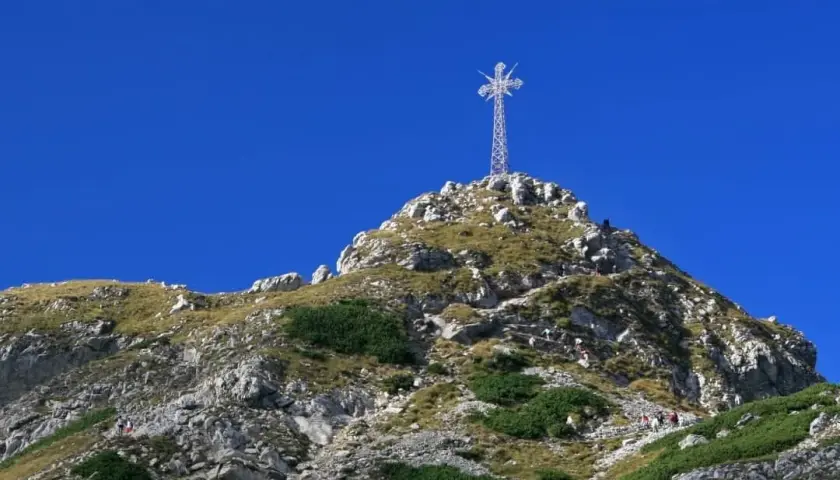 Kiedy postawiono krzyż na Giewoncie? Historia, która zaskakuje