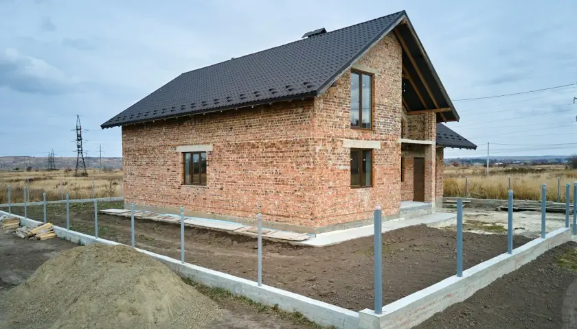 Ile naprawdę kosztuje budowa domu w stanie surowym? Sprawdź, jak uniknąć nadmiernych wydatków