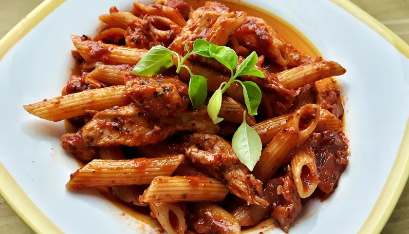 Szybki przepis na makaron penne z kurczakiem i pomidorami, który zaskoczy smakiem