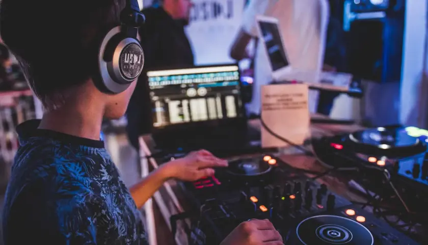 Ile kosztuje kurs dj - realne ceny w Polsce od profesjonalnych szkół